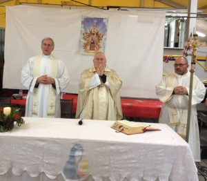 bassetti-arcivescovo-boccardo-e-il-parroco-don-rufini
