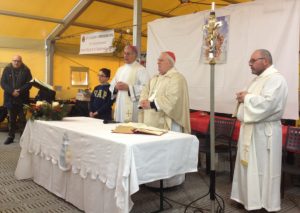 celebrazione-eucaristica-a-san-pellegrino-di-norcia-nella-tensostruttura-centro-comunitario