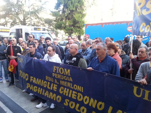 Lavoratori ex Merloni di nuovo in piazza / “Non ne possiamo più, chiediamo solo lavoro”