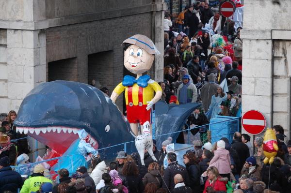 Il Carnevale è di Harry Potter. La Pro Somma vince la sfilata dei carri -  MALPENSA24