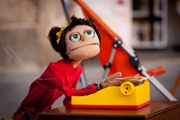 LA FABIOLA STRAPPA UN SORRISO A CORSO VANNUCCI, TRA I MICRO EVENTI DI STRADA CHE ANIMANO PERUGIA QUESTI GIORNI