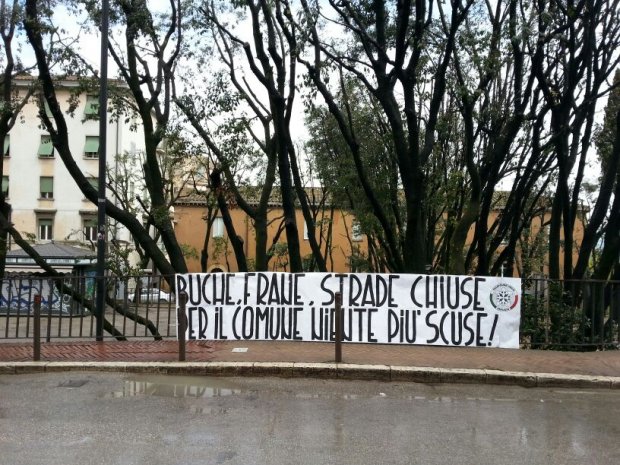 CasaPound in Piazza Grimana / “”Frane, buche e strade chiuse, per il comune niente più scuse!”