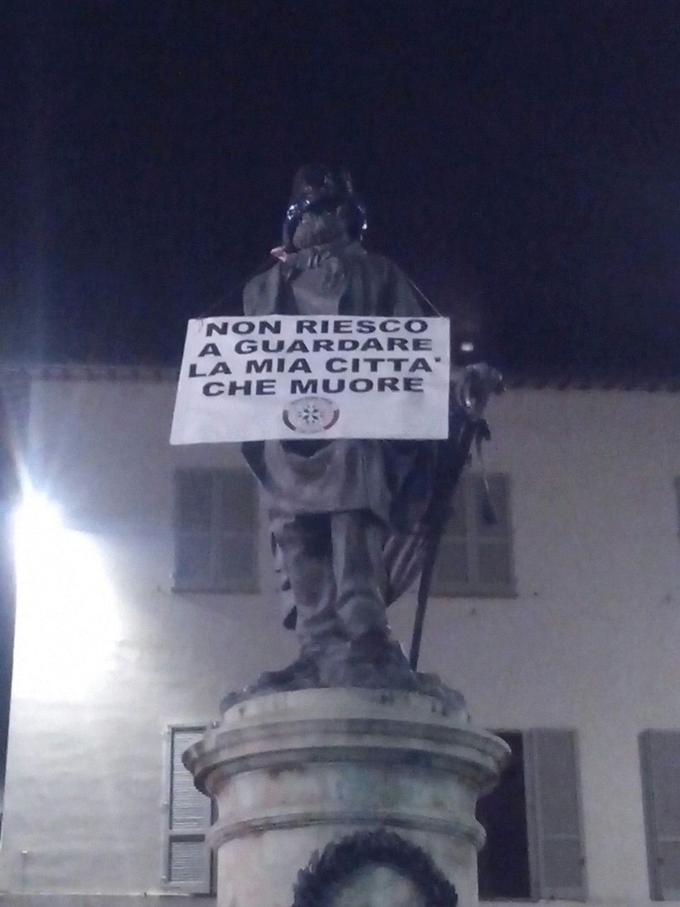 Casapound Foligno incappuccia statue, “Evitiamo loro di vedere degrado”