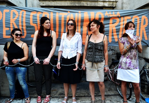 Scuola, sciopero scrutini a Terni e sit in dei docenti in Prefettura