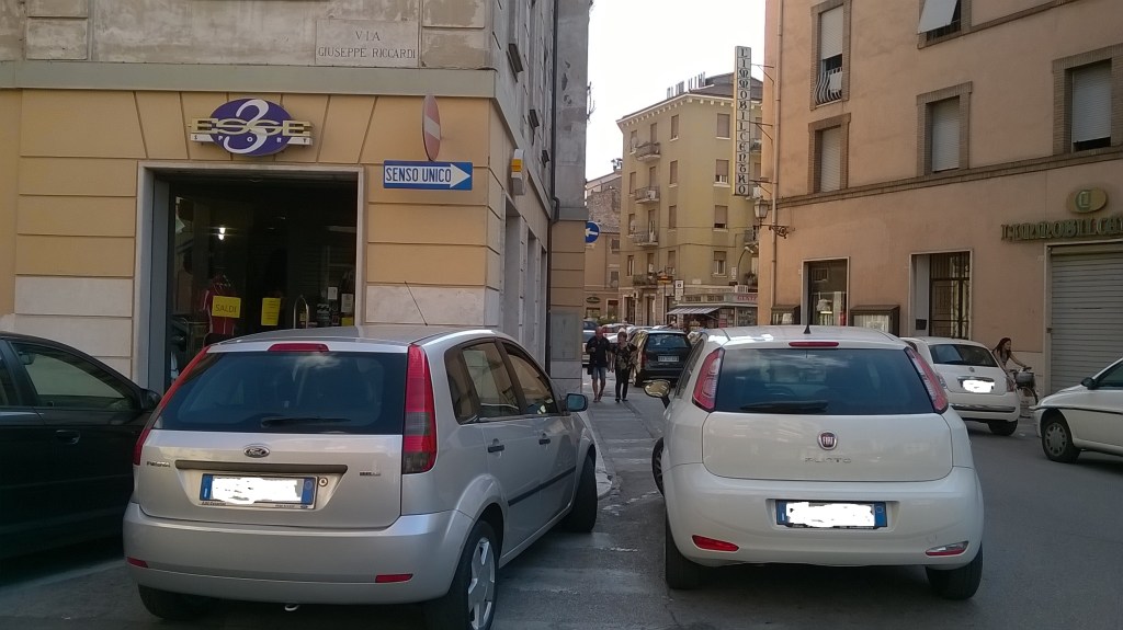 Sosta selvaggia in centro storico | Parcheggi in doppia fila e ingorghi
