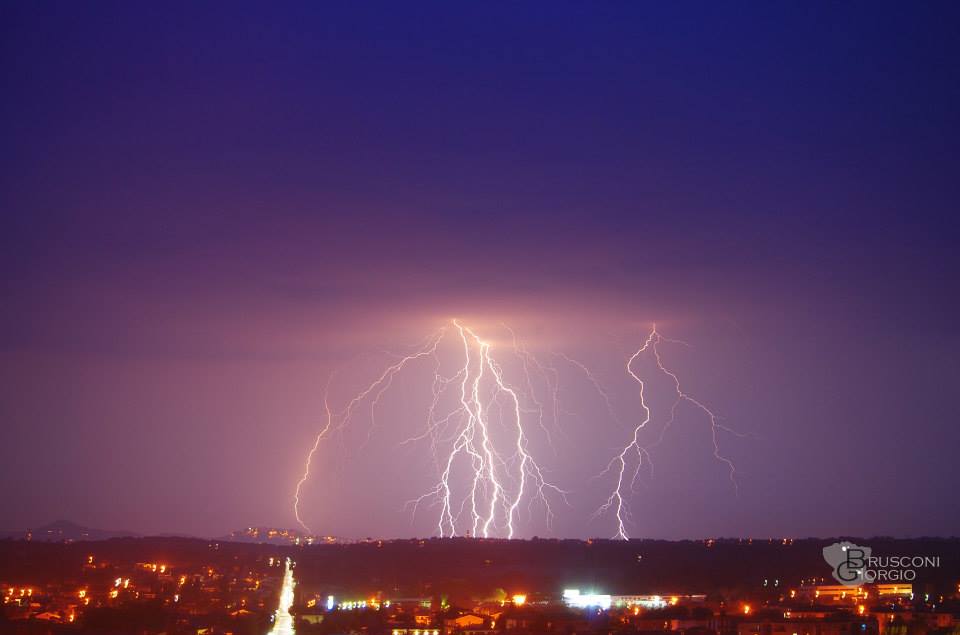 Fulmini al Trasimeno, lo spettacolo della natura su Facebook