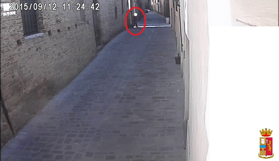 Incastrato da una telecamera di sorveglianza, 41enne in manette dopo furto