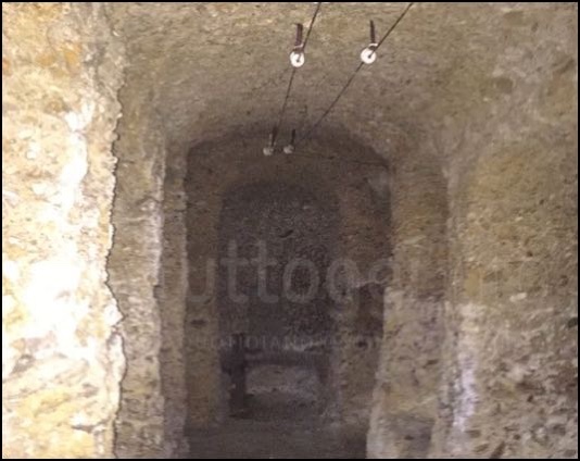 Rifugio antiaereo di Corso Cavour a Perugia | Il cunicolo scavato nella roccia