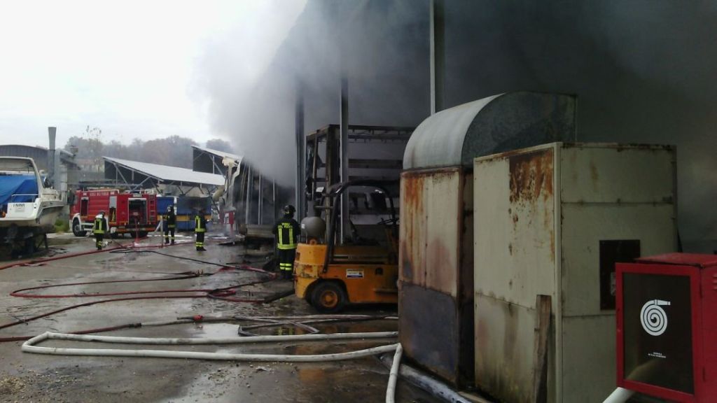 Vascigliano, in fiamme la falegnameria Celi