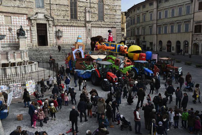 Carnevale a Perugia | Carri allegorici in centro e frappe per tutti