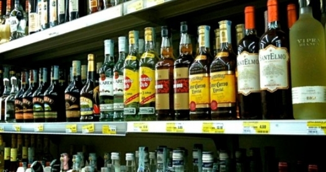 Ruba superalcolici e aggredisce vigilante, arrestato per rapina dai carabinieri