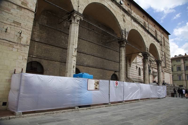 Logge di Braccio, grane permessi per il choco bar | Dalla Soprintendenza il “no” a sedie e tavoli