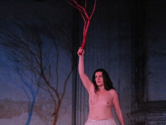 “Antigone in exilium”, dal mito al misticismo del sacrificio d’amore