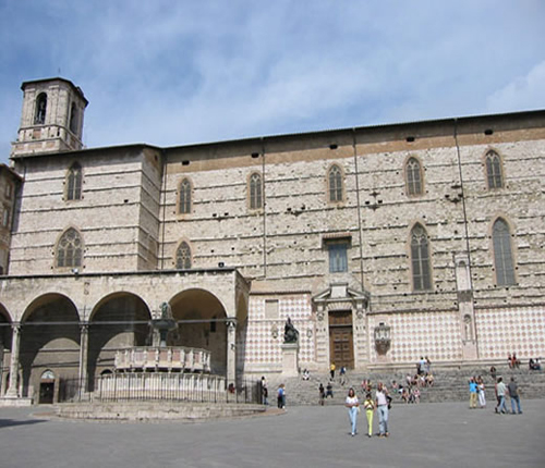 Perugia, al via alla ripulitura delle scalette del Duomo
