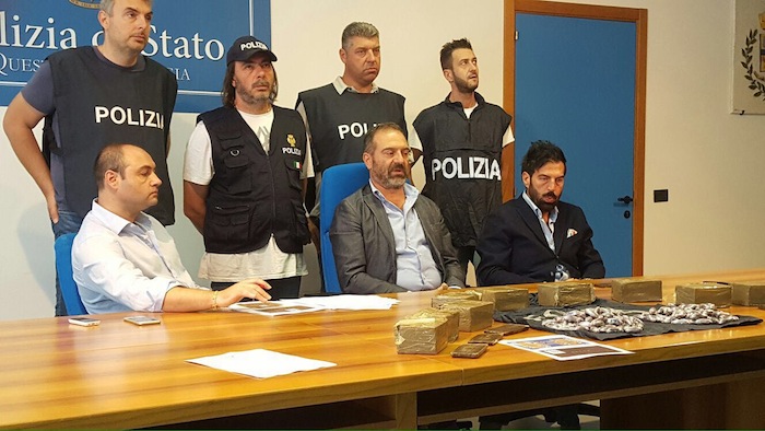 Droga, maxi sequestro | Pusher nasconde nel bosco 12 chili di hashish