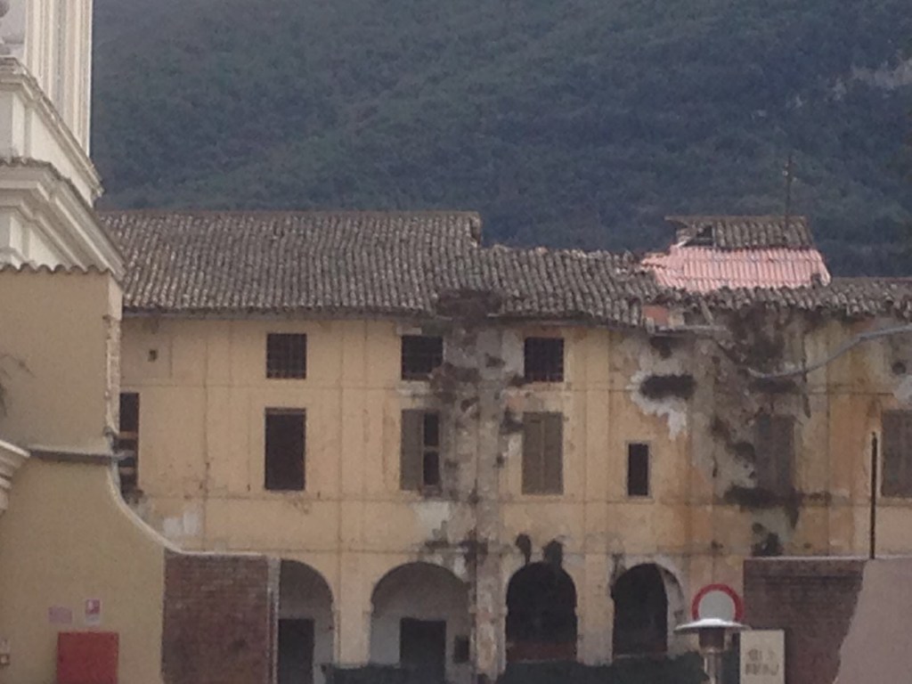 Spoleto, si stringe sul recupero dell’ex anfiteatro | Le foto del degrado