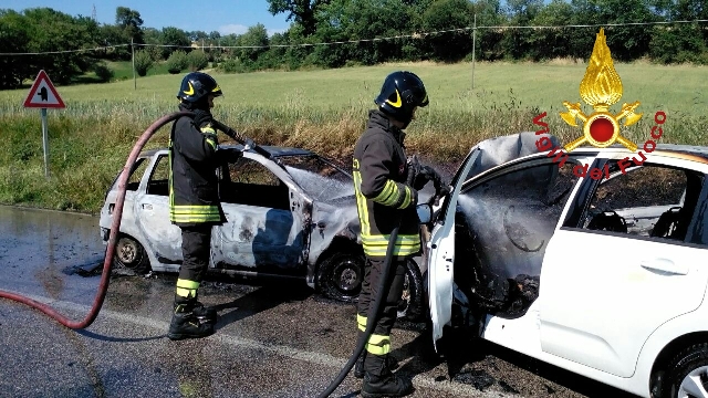 Auto si scontrano e prendono fuoco, paura a Vascigliano