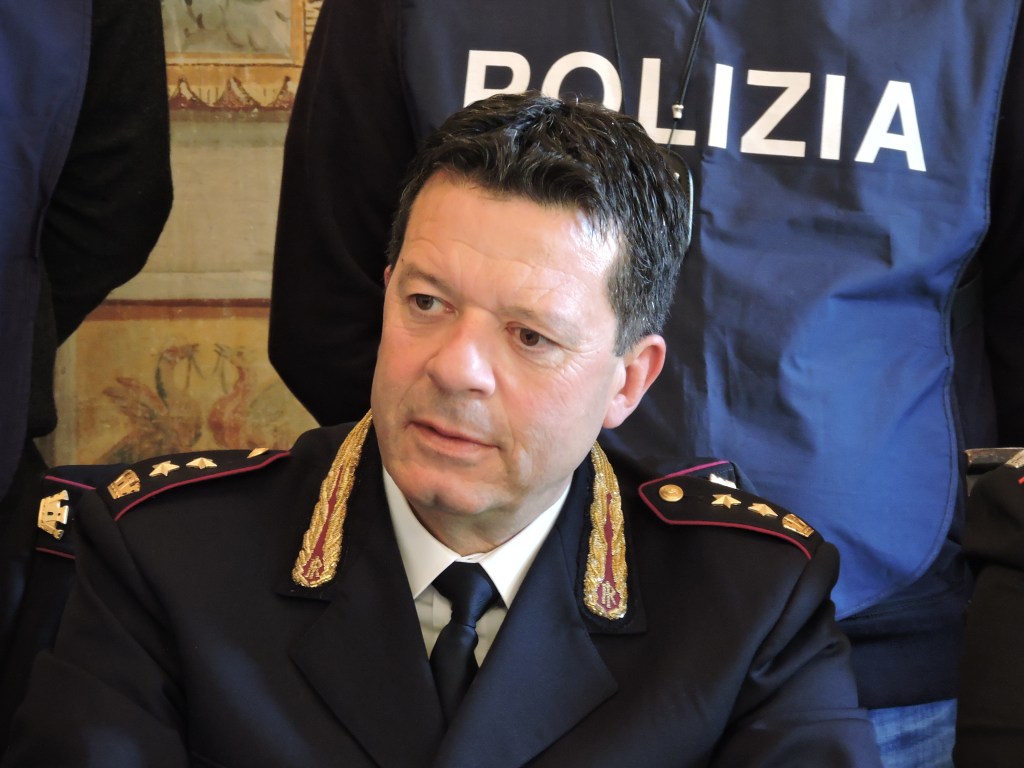 Ladro maldestro, cerca di incassare assegno rubato e si fa scoprire