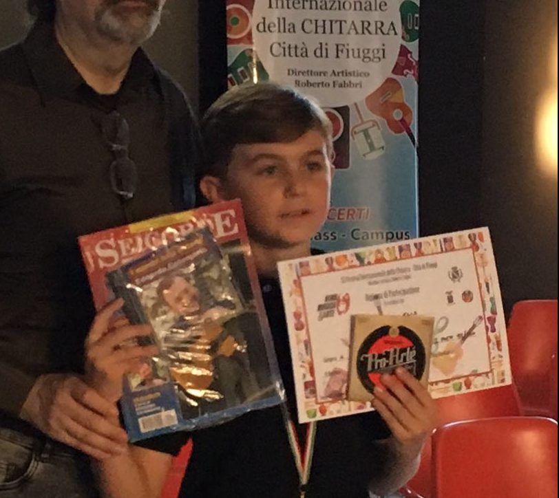 Festival internazionale chitarra, trionfa l’11enne umbertidese Elia Ceccagnoli