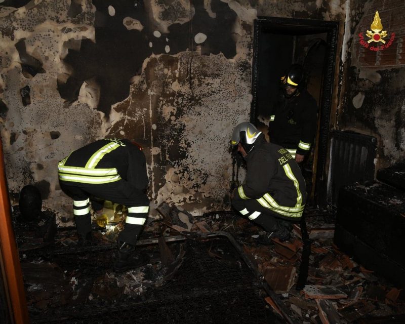 Incendio al quinto piano di una palazzina, vigili del fuoco portano in salvo 15 persone