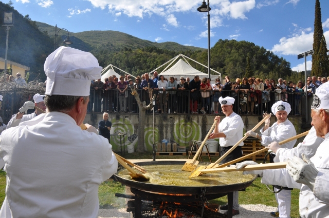 Scheggino, 2022 uova e 70 kg di tartufo per la frittata da record. Il programma di Diamante Nero