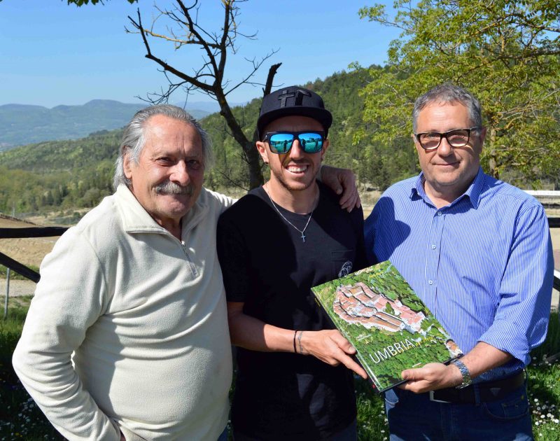 Il campione Antonio Cairoli torna e si allena al crossodromo ‘La Trogna’ (video)