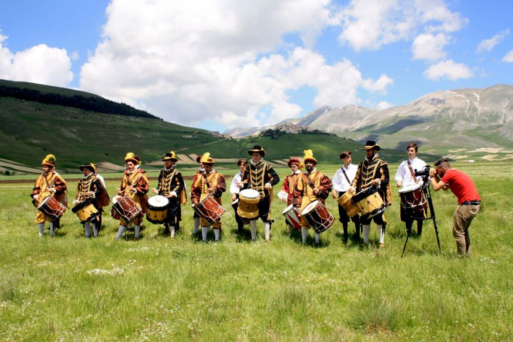 Festa del Ritmo a Bevagna, danza, musica, pittura, poesia |  Appendice nella Piana di Castelluccio