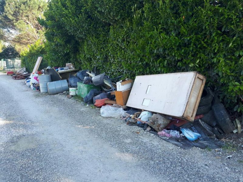 Discarica abusiva davanti a isola ecologica, Belloni “Manca solo Striscia la Notizia”