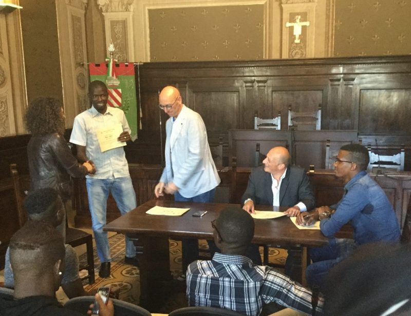 Attestati di merito ai 32 richiedenti asilo impegnati in lavori di pubblica utilità