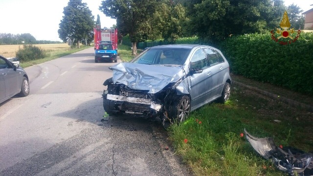 Scontro frontale tra due auto a Perugia, un ferito incastrato tra le lamiere