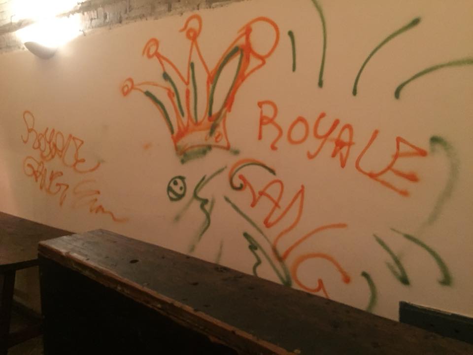 Vandali danneggiano e deturpano la taverna del rione Morlupo | Le foto