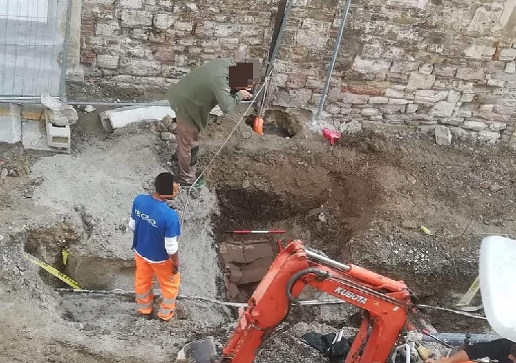 Via Cairoli, sotto i reperti spunta anche uno scheletro umano