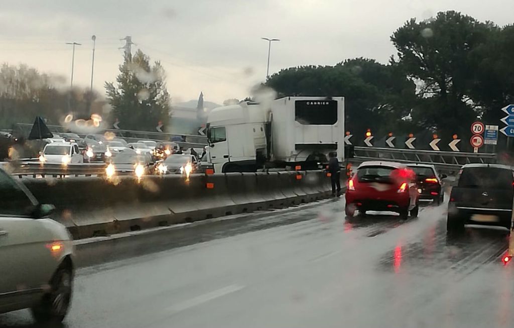 Collestrada, mezzo pesante scivola e si intraversa  pericolosamente sulla 4 corsie | Code e traffico rallentato