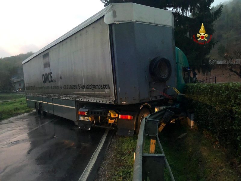 Camion sbanda e colpisce auto, due feriti