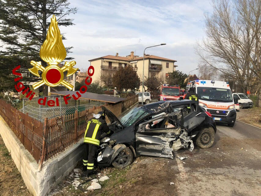 Con l’auto contro la recinzione di una casa, ferito 26enne