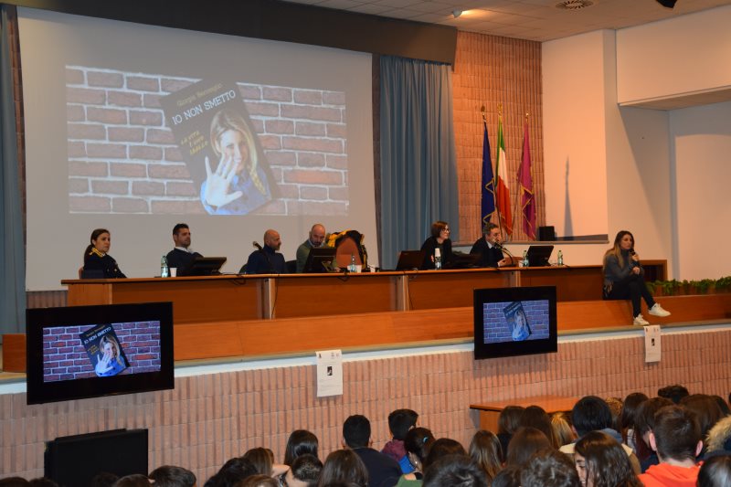 Contrasto all’uso di droga, successo per l’incontro alla scuola di polizia