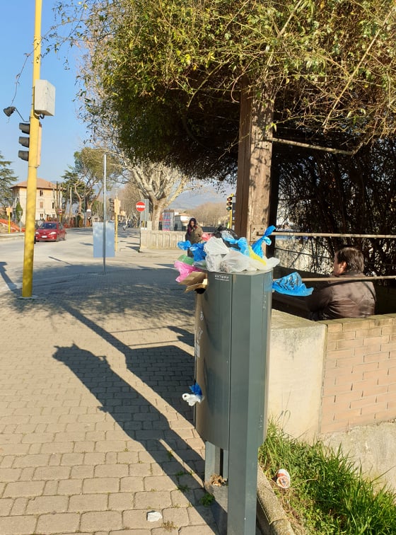 La riva del fiume Topino invasa dai ‘ricordini’ dei cani, cassonetti stracolmi e sacchetti ovunque