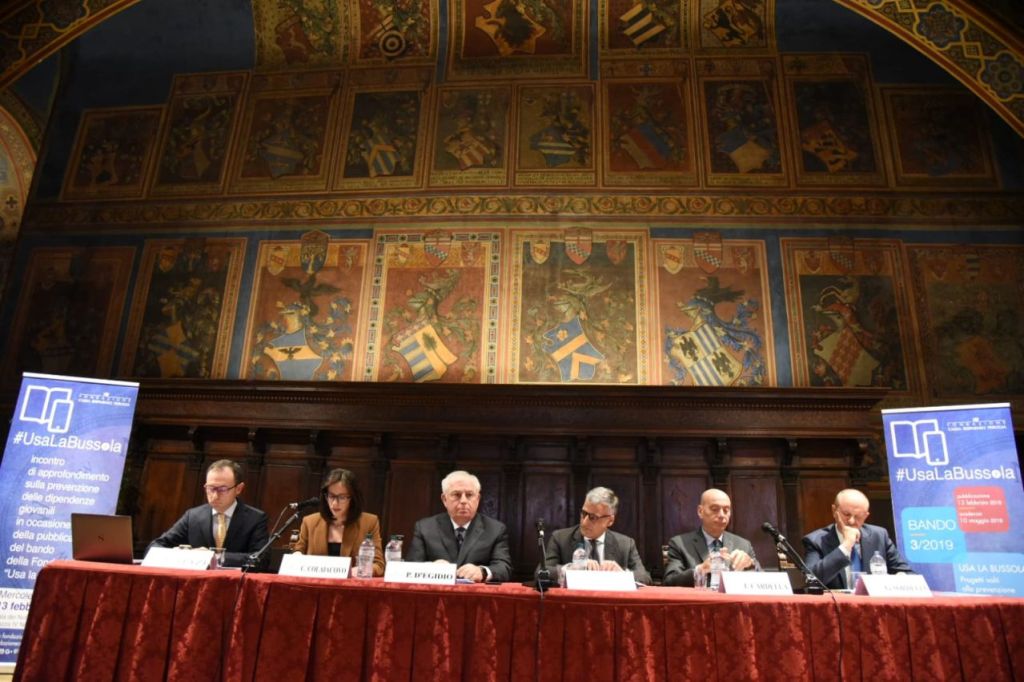 Giovani e tossicodipendenza, alcol e gioco d’azzardo | Questi i temi del convegno “Usa la bussola”