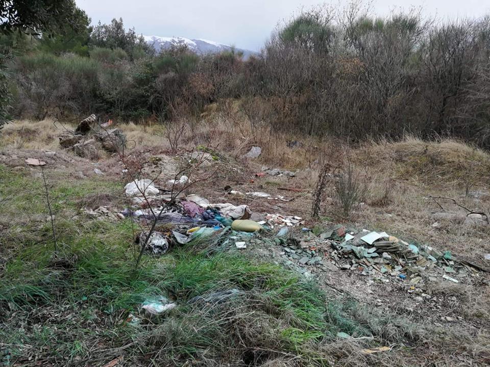 Discariche abusive a cielo aperto tra le colline di Carpello e Colle Scandolaro