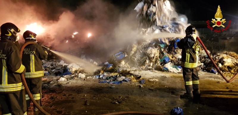 Spento l’incendio alla Biondi recuperi, provvedimenti del Comune nel raggio di 3 km per scuole, ortaggi e pascoli