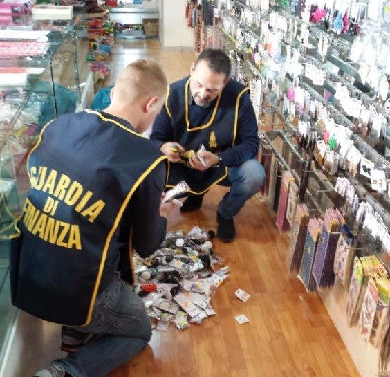 Blitz della Finanza, sequestrati 74mila prodotti contraffatti e pericolosi