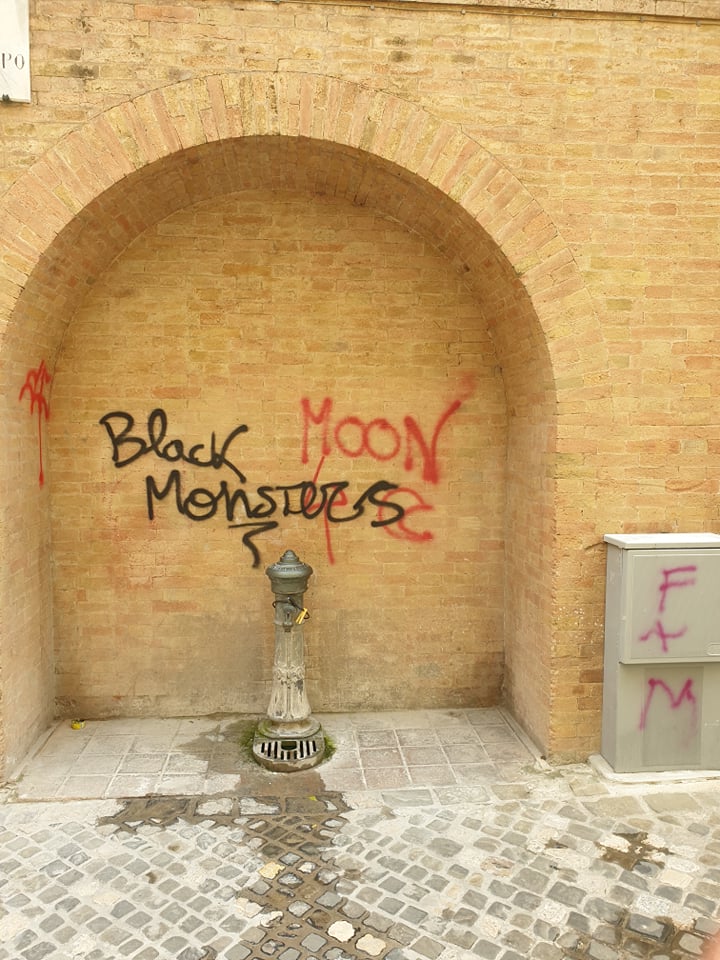 In centro storico nuove scritte spray deturpano mura e facciate di palazzi