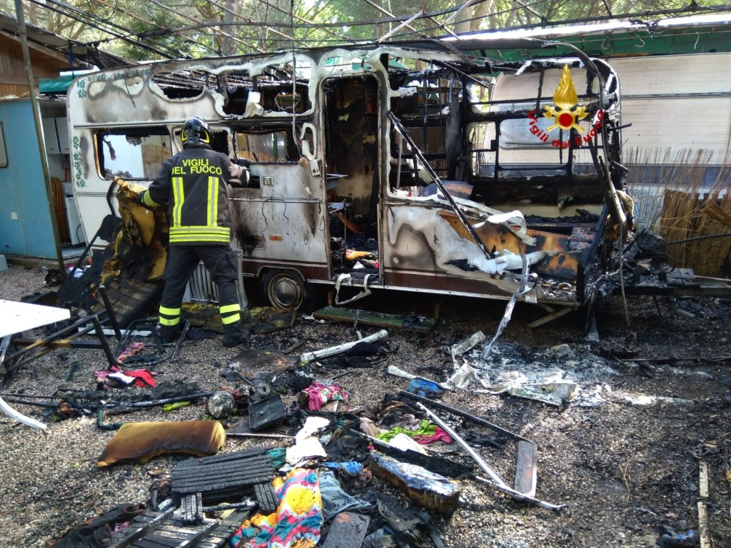 Roulotte in fiamme al lago Trasimeno, vigili del fuoco sul posto