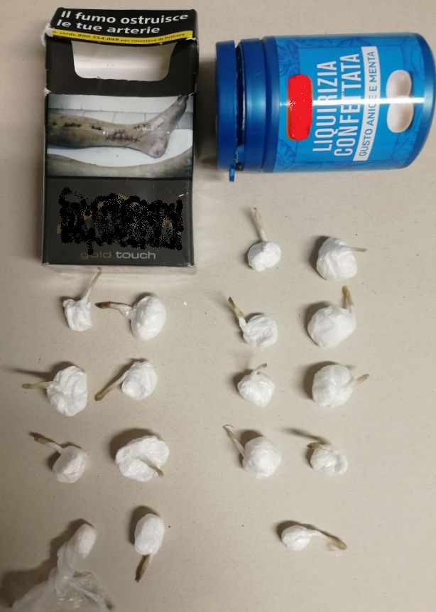 Spacciatore scoperto dai Carabinieri, getta la droga dal finestrino dell’auto che aveva nascosta dietro ai cespugli