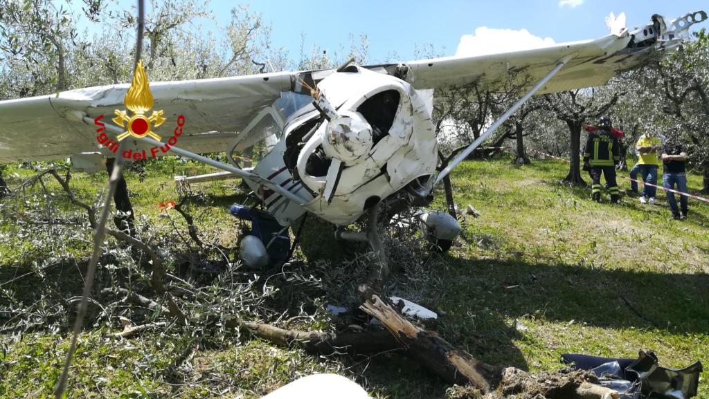 Aereo si schianta al suolo, gravi i due occupanti | Aggiornamenti