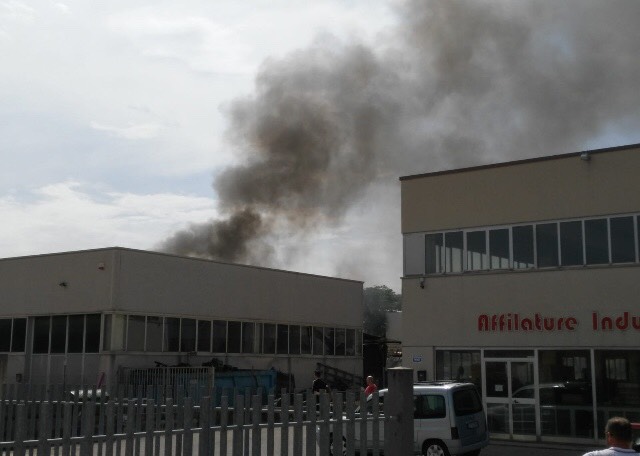 Incendio nella zona industriale di Bastia | FOTO e VIDEO