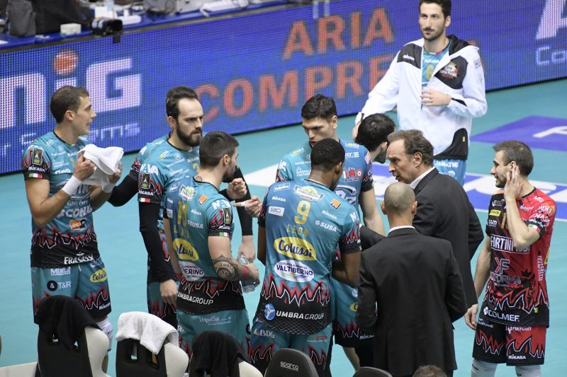 Caso Bernardi: la Sir prende tempo e i tifosi rumoreggiano