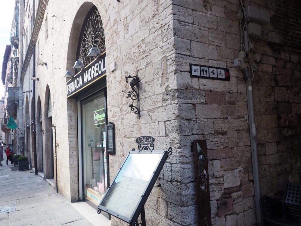 Pipì per strada, multe da 100 euro