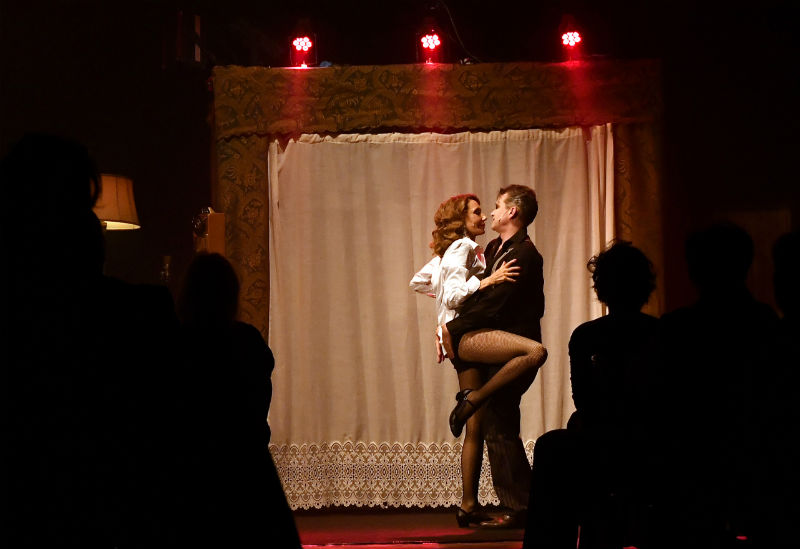 Benvenuti al Berlin Kabarett, champagne! Al Festival di Spoleto, tutto il fascino di Marisa Berenson