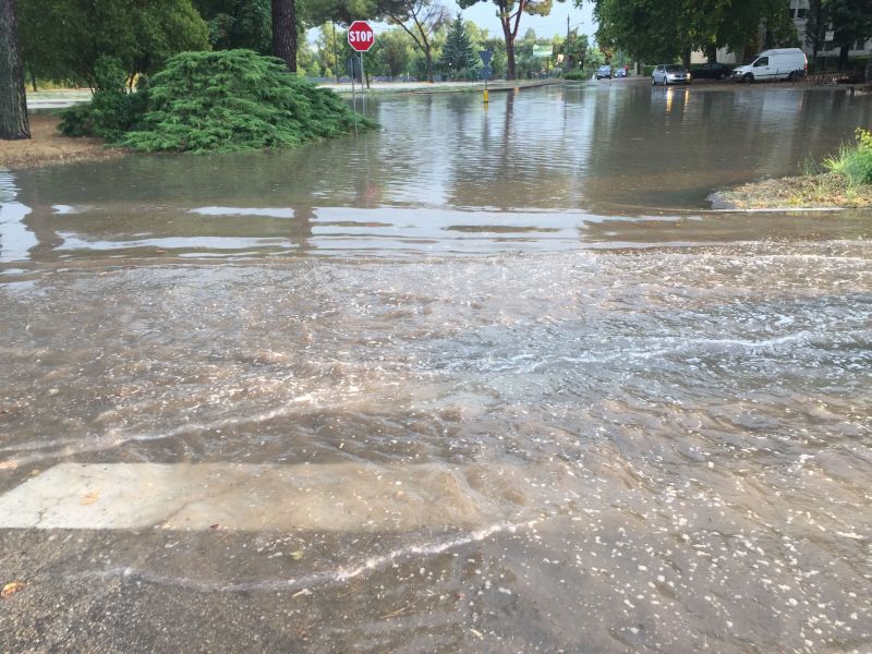 Maltempo, bomba d’acqua su Terni | Allagamenti e rami caduti